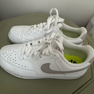 Women’s Nike Tennis Shoe Size 8